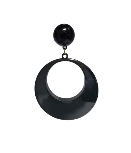 塑料弗拉门戈耳环。巨大的环状物。黑色